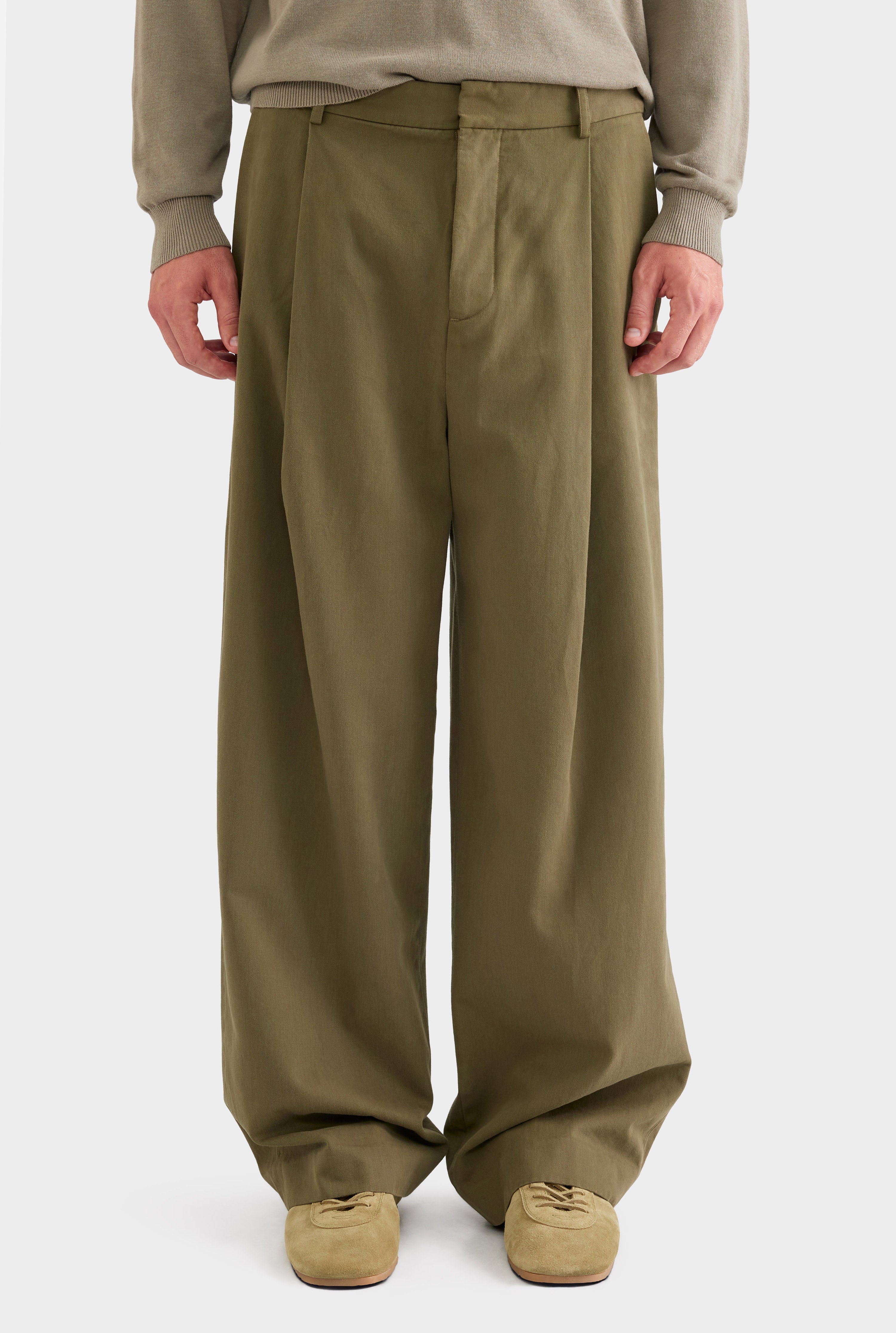 Relaxed Pleated Cotton Twill Trouser - Olive