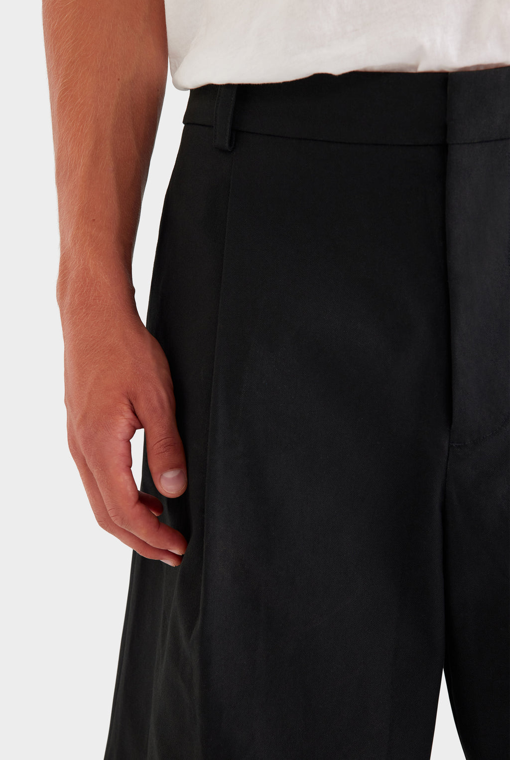 Cotton Canvas Pleated Bermuda Short - Black