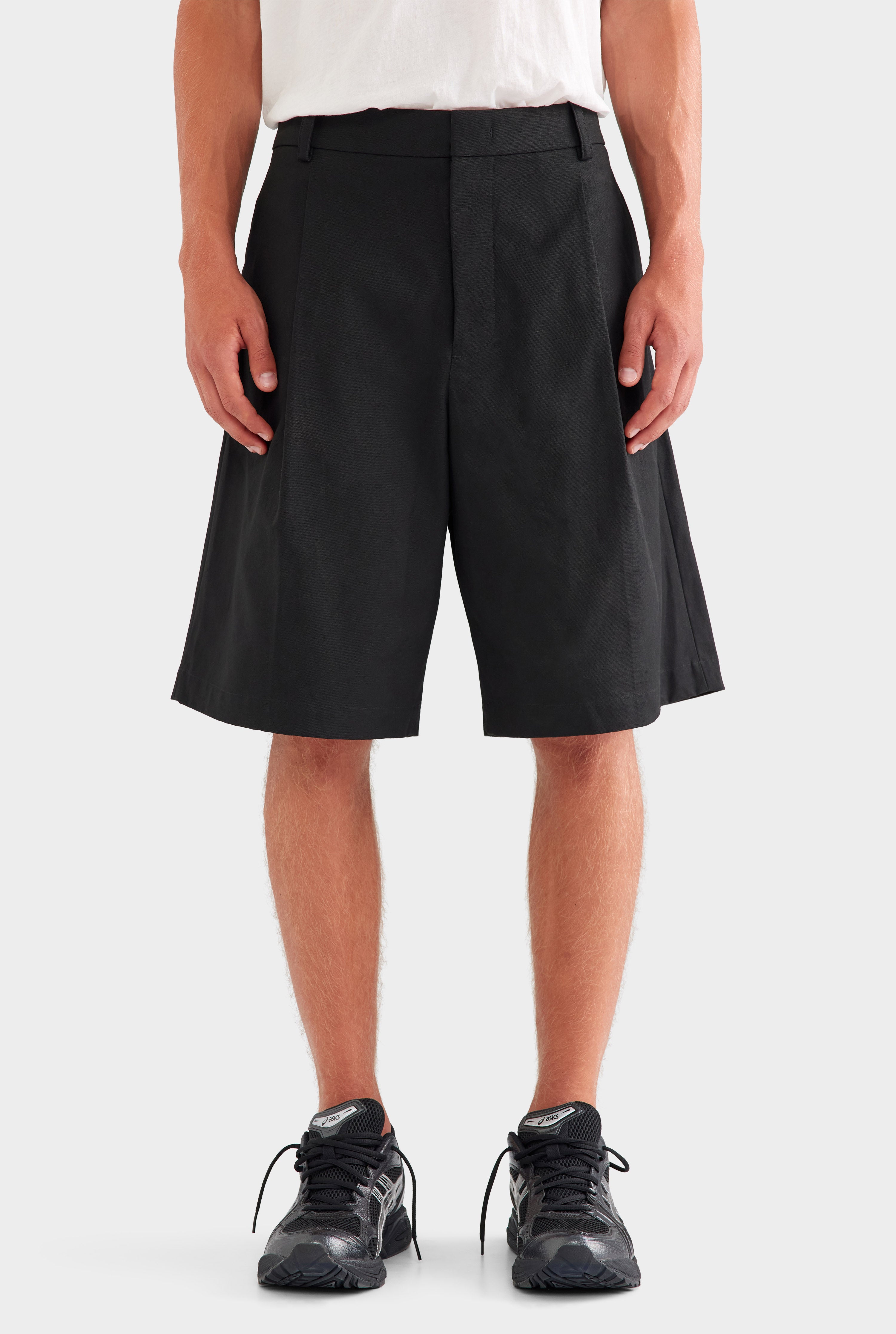 Cotton Canvas Pleated Bermuda Short - Black