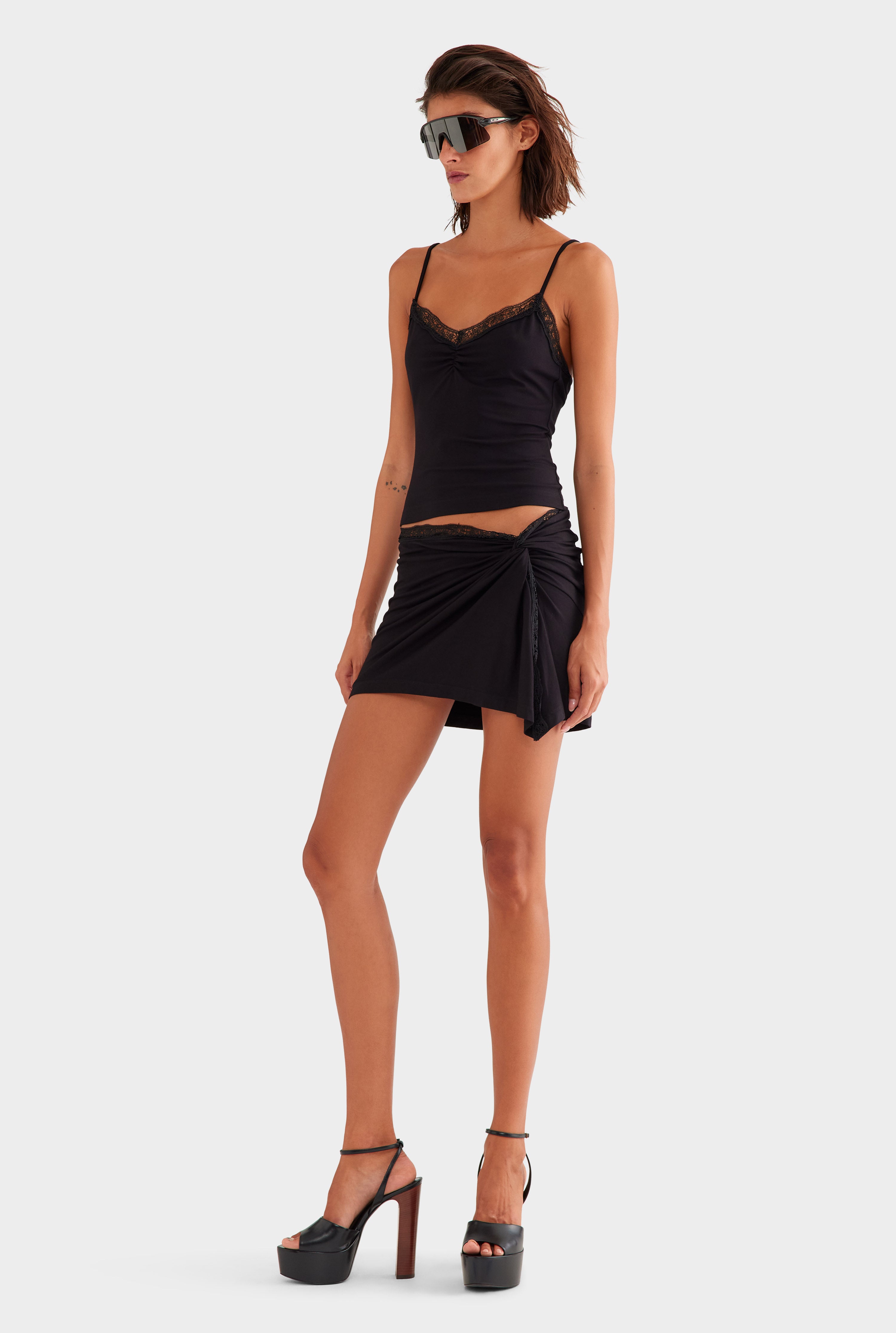 【限定値下げ・新品】andwang Cross lace tanktop 黒 Jersey Lace Trim Tank in Black | Venroy – VENROY