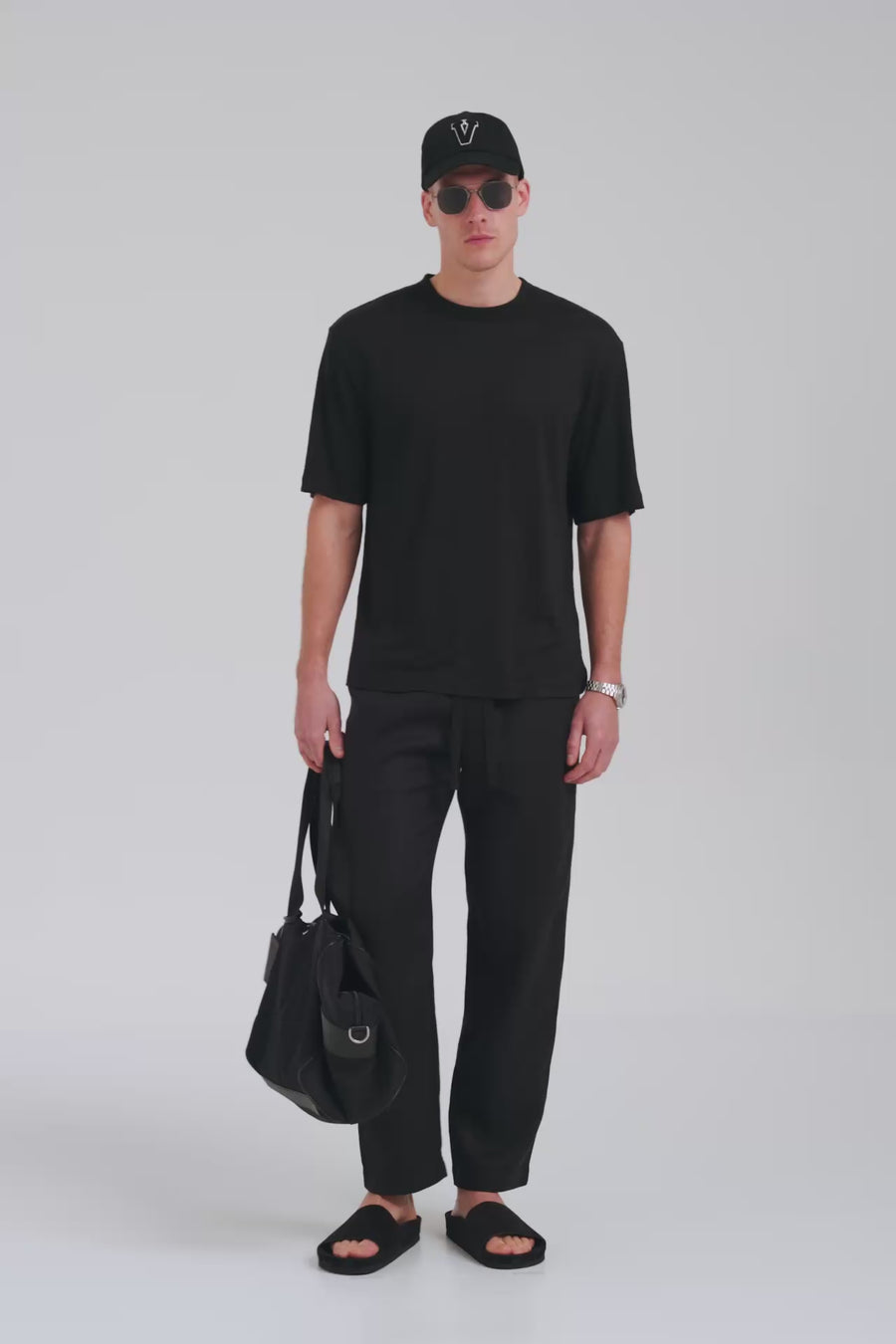 20LOOK_Venroy Ecomm Shoot - Mens - 32171 - Linen Standard T Shirt - Black_0227.jpg.mp4