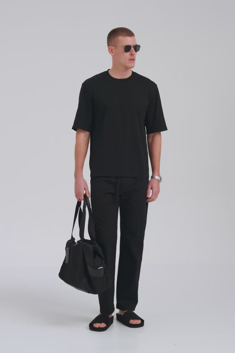 24LOOK_Venroy Ecomm Shoot - Mens - 32071 - Oversized T Shirt - Black_0256.jpg.mp4